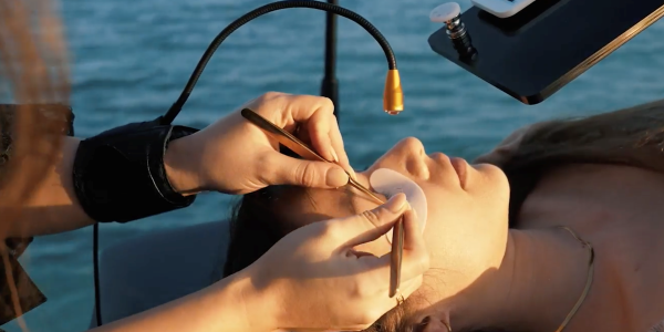Mystery Innovation®: Lichthärtender Wimpernkleber für mehr Kontrolle im Studio