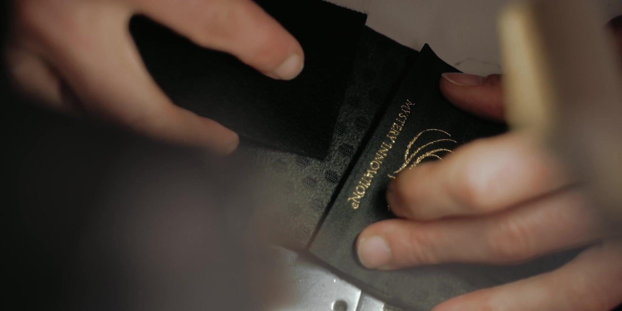 Handmanschette der Mystery Innovation M3 mit goldenem Logo wird in Handarbeit genäht