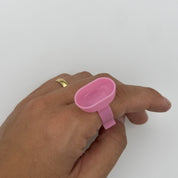 rosa Ring für die Liftinglotionen am Finger