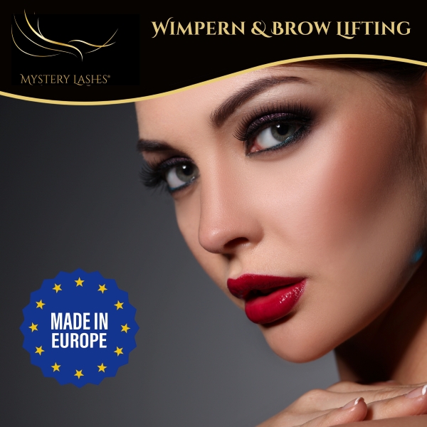 Mystery Wimpernlifting und Browlifting Frau mit Wimpernlifting und Brow Lifting schaut dich an.