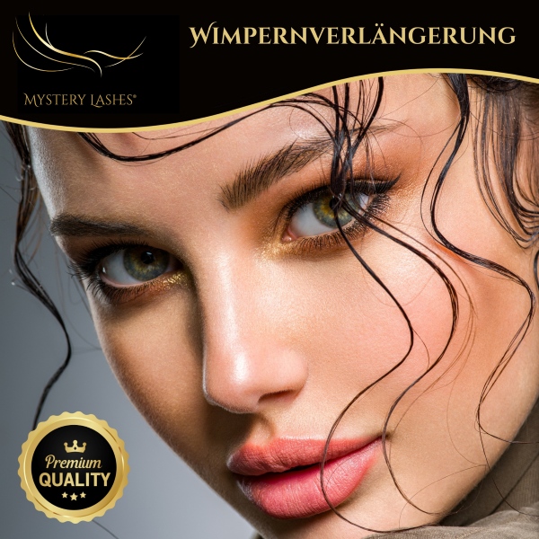 Wimpernverlängerung by Mystery Lashes Frau mit schöner Wimpernverlängerung blickt dich an.